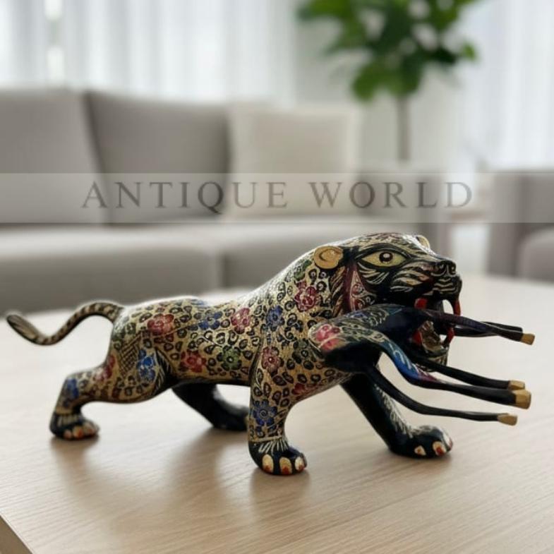 Traditional Art Style Brass  Decorative Lion Hunting Statue